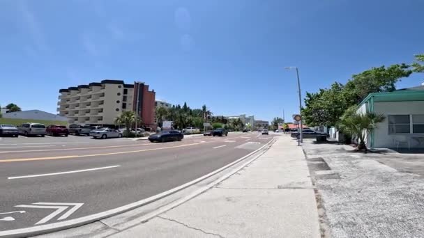 Fla Usa 宝岛五彩斑斓的酒店和海湾Blvd的交通 — 图库视频影像