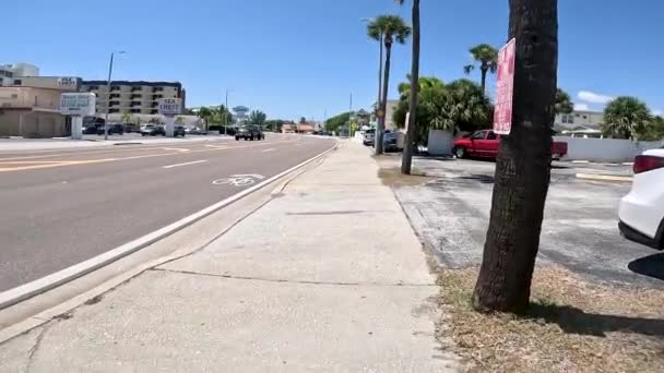 美国佛罗里达州 09年9月23日 宝岛Pov正在看着海湾Blvd上的一个拖走区标志 — 图库视频影像