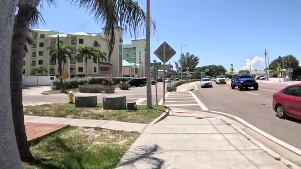 Fla Usa 宝岛骑自行车和乘坐海湾Blvd步行越野车的人 — 图库视频影像