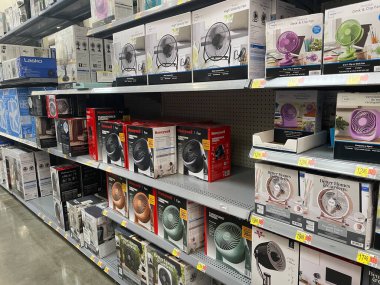 Grovetown, Ga USA - 07 09 09 23: Walmart 'ın içi fan koridoruna bakıyor