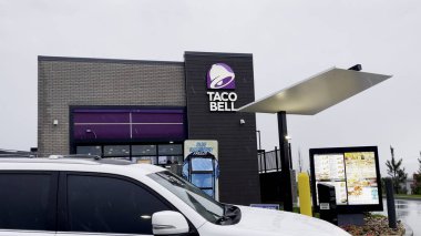 Augusta, Ga USA - 03 07: 23: New Taco Bell restoranının dış vagonu geçiyor.