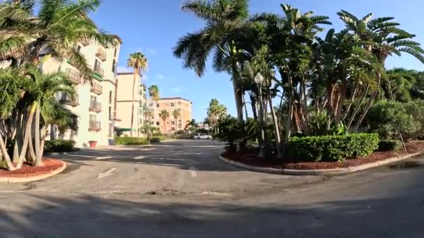 トレジャーアイランド アメリカ 高級ホテルとヤシの木のトレジャーアイランドビーチパン明確な青空 — ストック動画