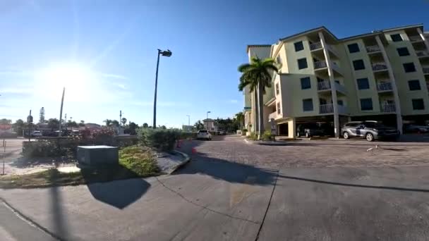 美国佛罗里达州 宝岛海滩Pov豪华酒店和阳光在海湾Blvd上闪耀 — 图库视频影像