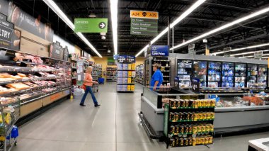 Grovetown, Ga USA - 04-21-22: Walmart 'ın iç işleri alışveriş yapıyor