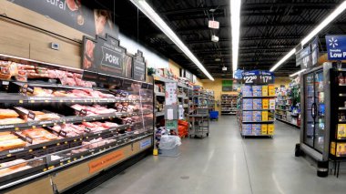 Grovetown, Ga USA - 04 21 22: Walmart 'ın iç tarafındaki bakkal