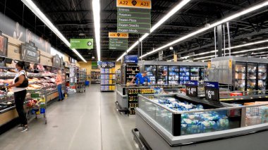 Grovetown, Ga USA - 04 21 22: Walmart 'ın iç tarafındaki bakkal koridoru