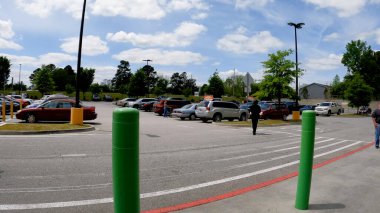 Grovetown, Ga USA - 04-21-22: Walmart market dış yeşil direkler