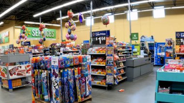 Grovetown, Ga USA - 04-21-22: Walmart 'ın iç vitrinleri