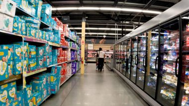 Grovetown, Ga USA - 04-21-22: Walmart market iç çamaşırı ve cam kapılar