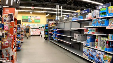 Grovetown, Ga USA - 04 21 22: Walmart market içi boş vitrin