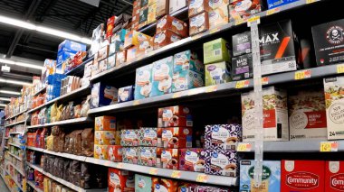 Grovetown, Ga USA - 04 21 22: Walmart 'ın iç kahve bölümü