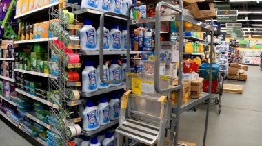 Grovetown, Ga USA - 04 21 22: Walmart market iç çorap arabası