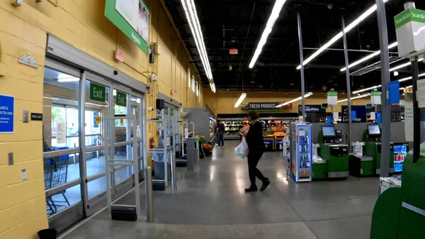 Grovetown Usa Walmart Grocery Store Interior People Exiting Store — Stock Photo, Image