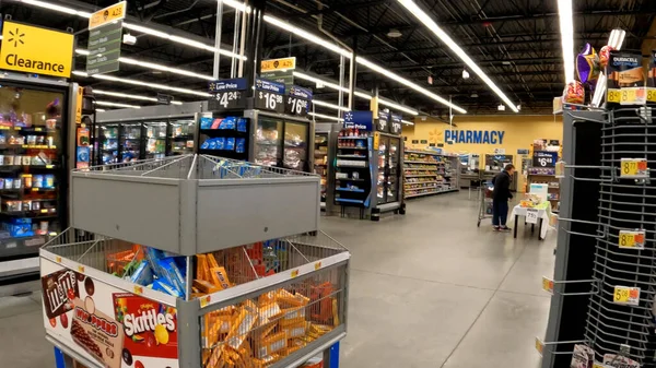 Grovetown, Ga USA - 04 21 22: Walmart 'ın iç bakkal dükkanı