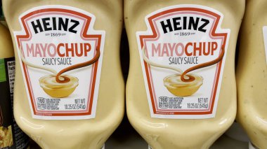 Grovetown, Ga USA - 01 29 22: Heinz Mayochup sos şişesi bir mağazanın rafında