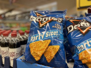 Grovetown, Ga USA - 05: 13 22: Gıda aslanı market iç ürünleri Doritos cipsi