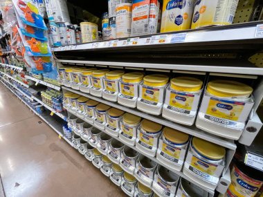 Grovetown, Ga USA 05 13 22: Walmart iç bebek formülü kutuları