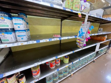 Grovetown, Ga USA 05 13 22: Walmart iç bebek formülü bölümü boş raflar