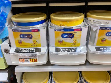 Grovetown, Ga USA 05 13 22: Walmart dahili bebek formülü bölümü enfamil fiyatı 16.99