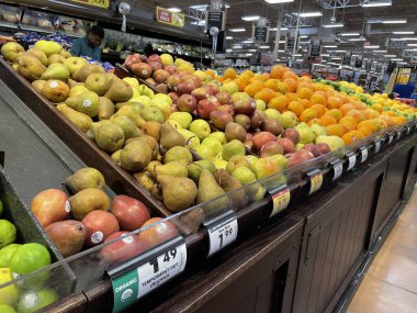 Grovetown, Ga USA 05 13: Walmart iç armutları sergilenmekte ve fiyatlar