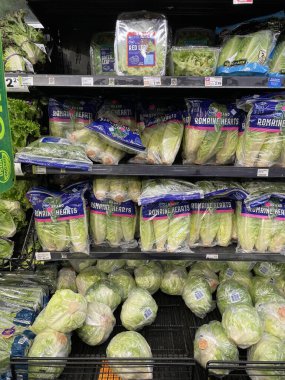 Grovetown, Ga USA 05 13 22: Walmart 'ın içi doldurulmuş romaine kalp marulu
