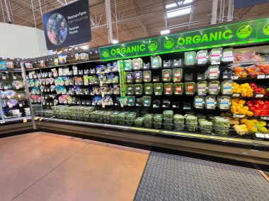 Grovetown, Ga USA 05 13 22: Walmart iç üretim bölümü soğutucuları