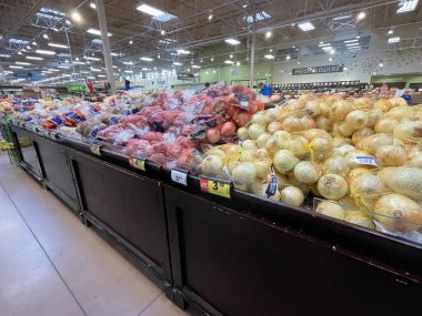 Grovetown, Ga USA 05 13: Walmart içi içi soğan ve fiyatlar