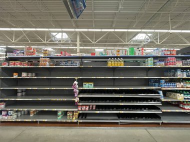 Grovetown, Ga USA 05 13 22: Walmart bebek mama eksikliği 5 boş raf