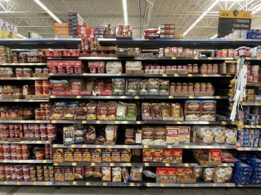 Grovetown, Ga USA 05 13 22: Walmart 'ın içi patates püresi ve konserve malları