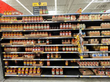 Grovetown, Ga USA 05 13 22: Walmart içi kavanoz spagetti sosu bölümü