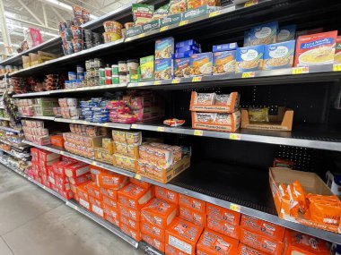 Grovetown, Ga USA 05 13 22: Walmart dahili ramen ramen bölümü yan görünümü