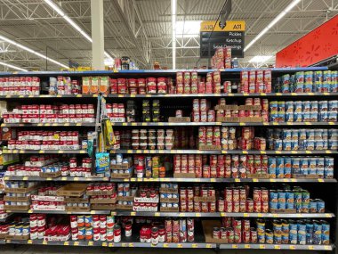 Grovetown, Ga USA 05 13 22: Walmart 'ın içi konserve çorba bölümü
