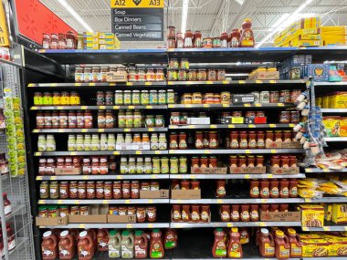 Grovetown, Ga USA 05 13 22: Walmart dahili kavanoz salsa bölümü