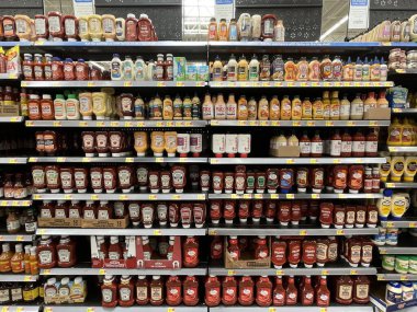 Grovetown, Ga USA 05 13: Walmart 'ın iç sos bölümü ve fiyatları