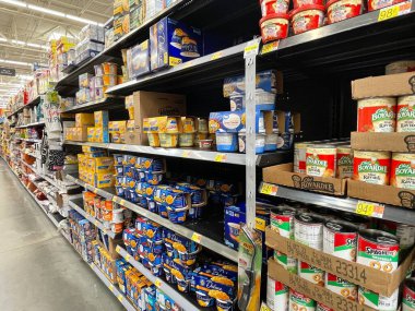 Grovetown, Ga USA 05 13 22: Walmart iç makarna bölümü kuru gıda