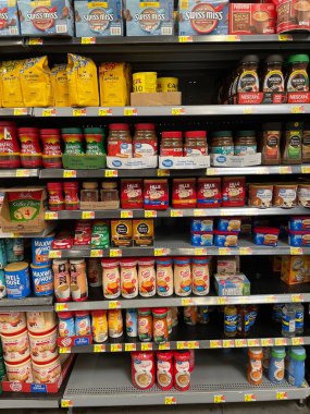 Grovetown, Ga USA 05 13 22: Walmart içi kahve ve fiyatlar
