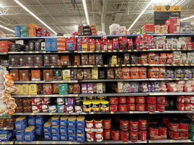 Grovetown, Ga USA 05 13 22: Walmart dahili kahve bölümü ve fiyatlar