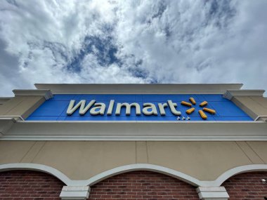 Grovetown, Ga USA 05 13 22: Walmart 'ın dışı bina tabelasına bakıyor.