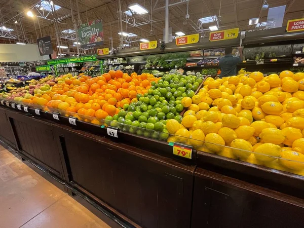 Grovetown Usa Walmart Interior Lemons Lines Display Prices — Stock Photo, Image