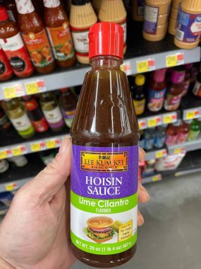 Grovetown, Ga USA - 08 19 23: Walmart perakende satış mağazası Lee Kumkee Hoisin Sos Lime