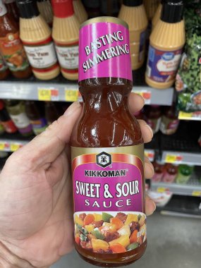 Grovetown, Ga USA - 08 19 23: Walmart perakende mağazası Kikkoman Sweet ve ekşi sos