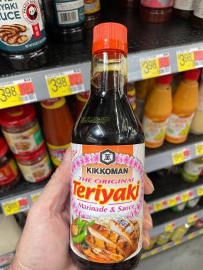 Grovetown, Ga USA - 08 19 23: Walmart perakende mağazası Kikkoman Teriyaki sosu