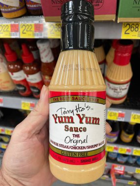 Grovetown, Ga USA - 08 19 23: Walmart perakende mağazası Terry Ho Yum Yum sosu