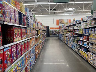 Grovetown, Ga USA - 08 19 23: Walmart perakende mağazasının içi gevrek reyonuna bakıyor