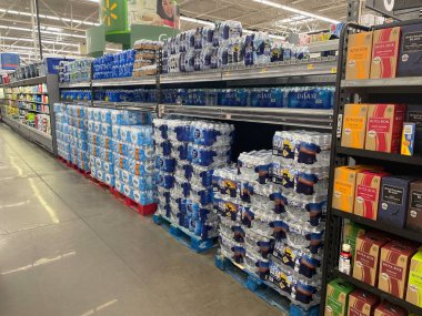 Grovetown, Ga USA - 08 19 23: Walmart perakende mağazası iç tuvalet kağıdı reyonu