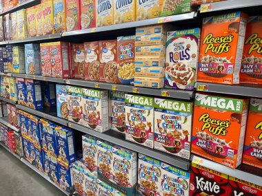 Grovetown, Ga USA - 08 19 19 23: Walmart perakende mağazası İçi Reeses Tarçınlı tost gevreği