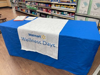 Grovetown, Ga USA - 08 19 19 23: Walmart mağazasının iç perakende satış mağazası Sağlık Günleri masası