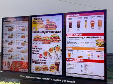 Grovetown, Ga USA - 08 19 23: Dijital menüden Burger King fast food servisi