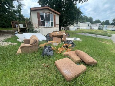 Grovetown, Ga USA - 08 19 23: Karavan Parkı Tahliye Evi eşyaları kaldırıma kondu