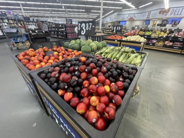 Grovetown, Ga USA - 08 19 19 23: Walmart perakende mağazasının içi mısır, meyve eriği ve şeftali dolu.